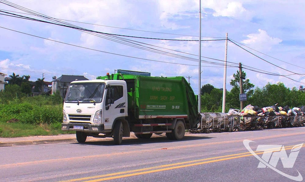 Xe chuyên dụng của Công ty CP Môi trường và Công trình đô thị Thái Nguyên vận chuyển rác tại xã Điềm Thụy.