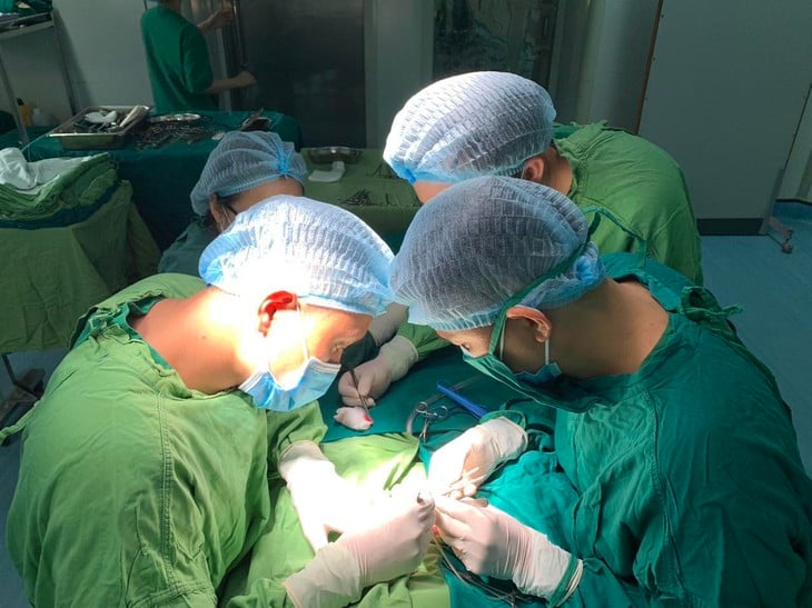 thủng dạ dày - Ảnh 1.