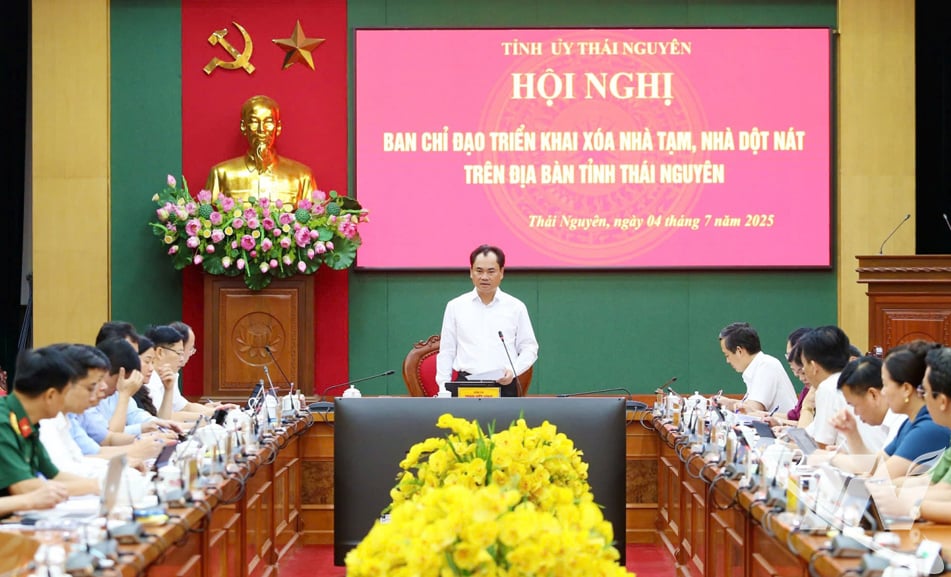 Đồng chí Bí thư Tỉnh ủy Trịnh Việt Hùng chủ trì Hội nghị.