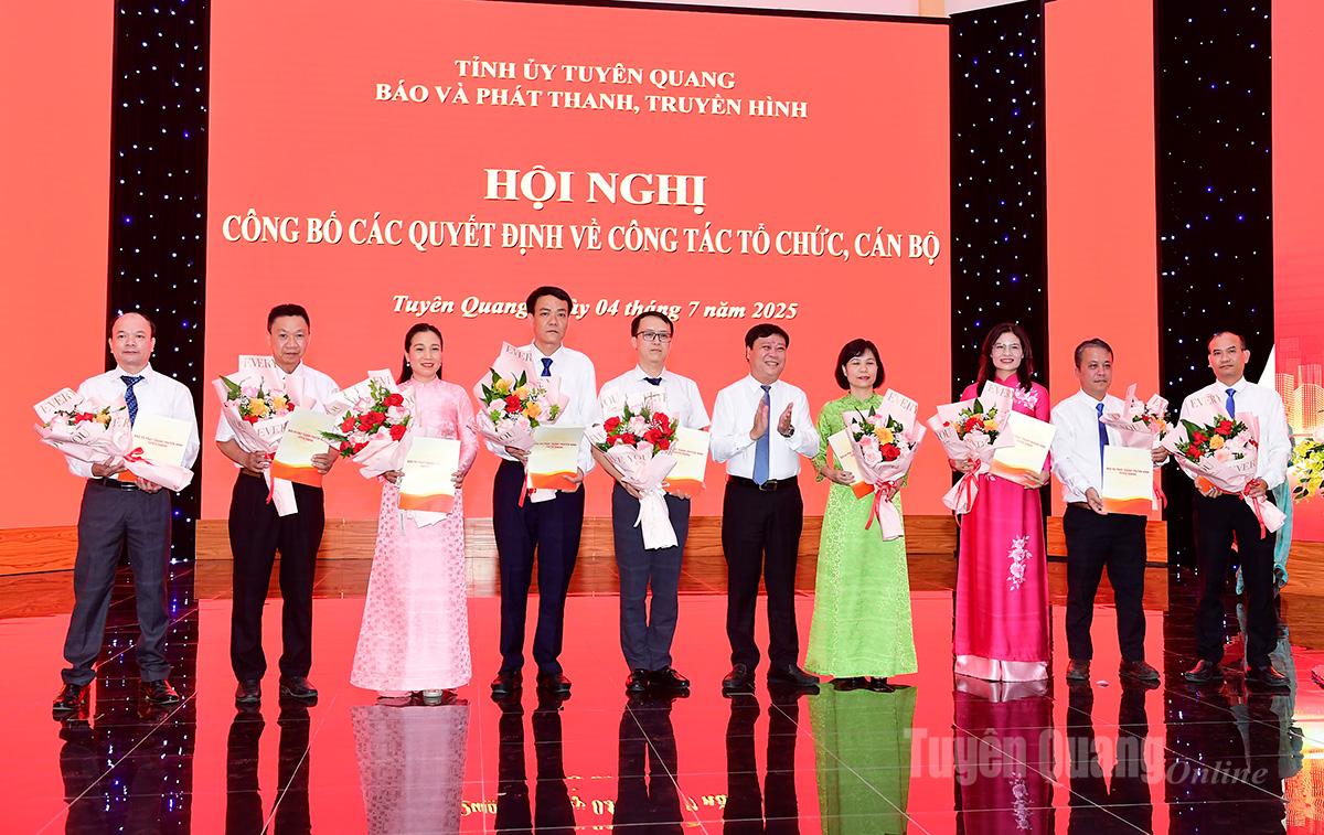  Đồng chí Mai Đức Thông, Ủy viên BCH Đảng bộ tỉnh, Tổng Biên tập Báo và phát thanh, truyền hình tỉnh trao quyết định và tặng hoa chúc mừng các đồng chí được bổ nhiệm trưởng các phòng chuyên môn.