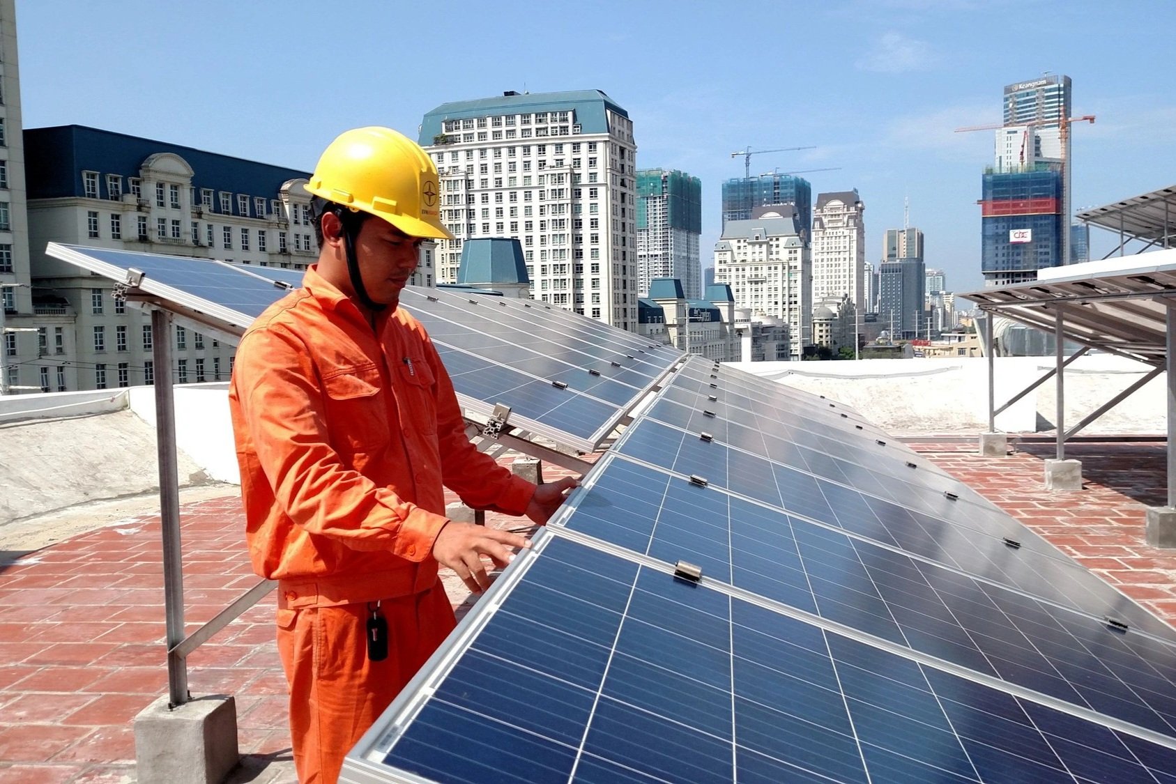 Điện mặt trời áp mái ở TPHCM: Chuyển dịch xanh từ mái nhà người dân - 3