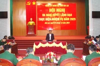 Đồng chí Hồ Văn Niên - Ủy viên Ban Chấp hành Trung ương Đảng, Bí thư Tỉnh ủy, Chủ tịch HĐND tỉnh, Bí thư Đảng ủy Quân sự tỉnh Gia Lai, chủ trì hội nghị