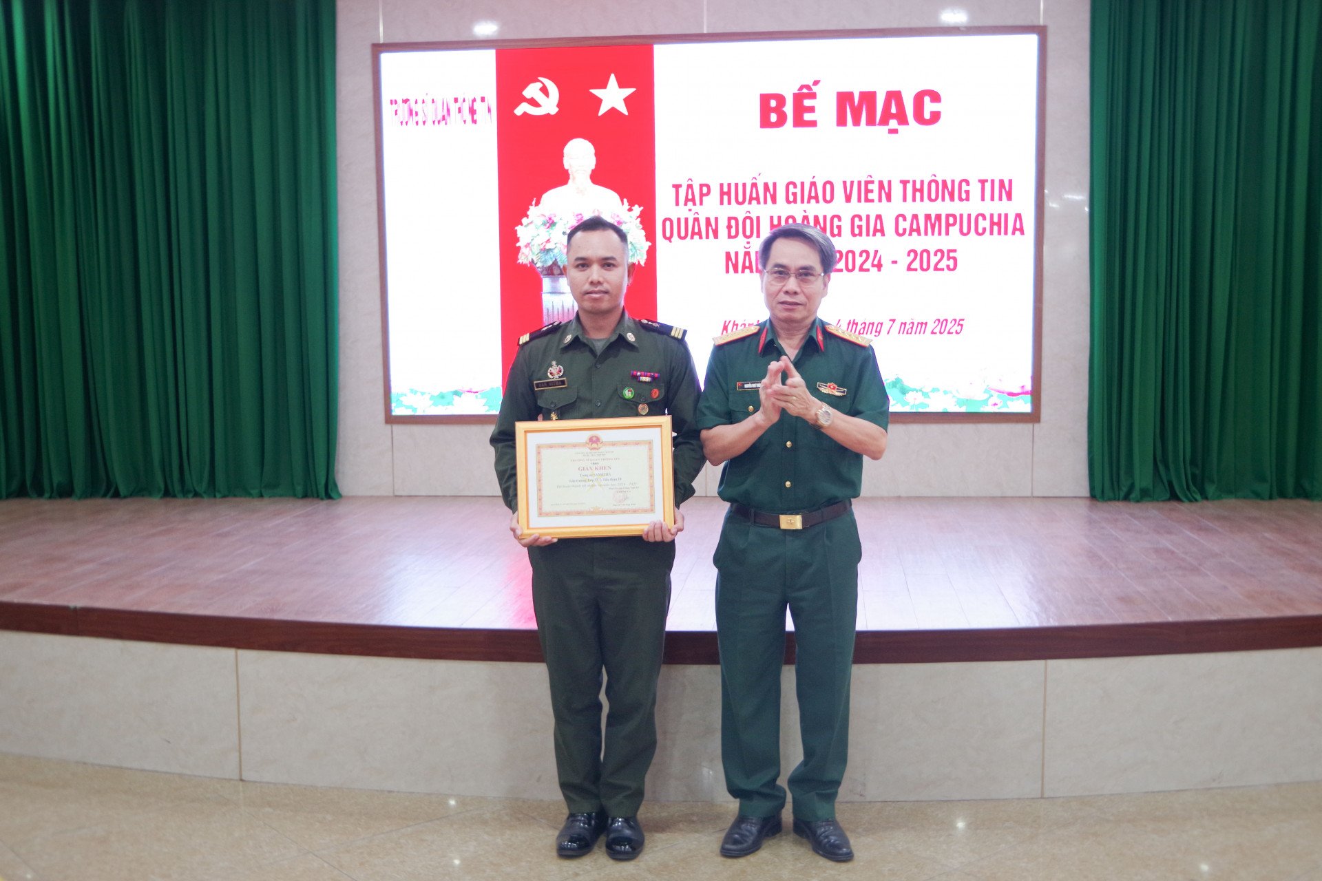 Trao giấy khen cho học viên có thành tích học tập tốt.