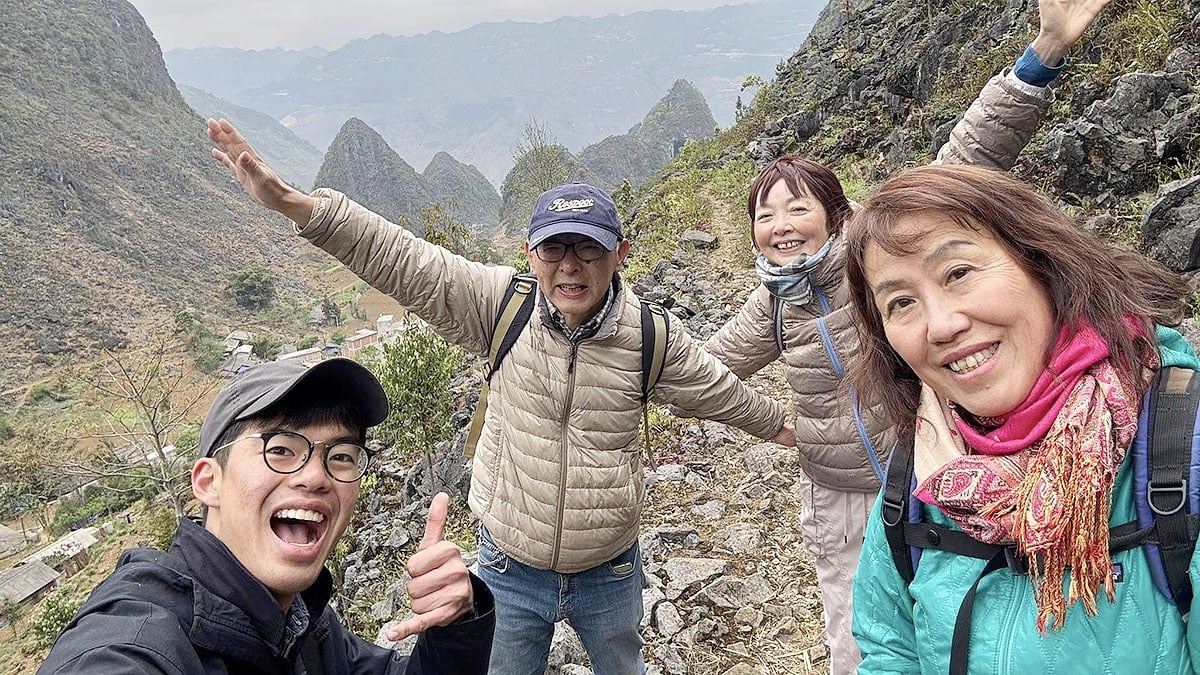 Ông Yasushi Ogura (giữa), một người Nhật có nhiều năm gắn bó với vùng cao Hà Giang cùng một nhóm du khách Nhật trekking, khám phá Cao nguyên đá Đồng Văn.