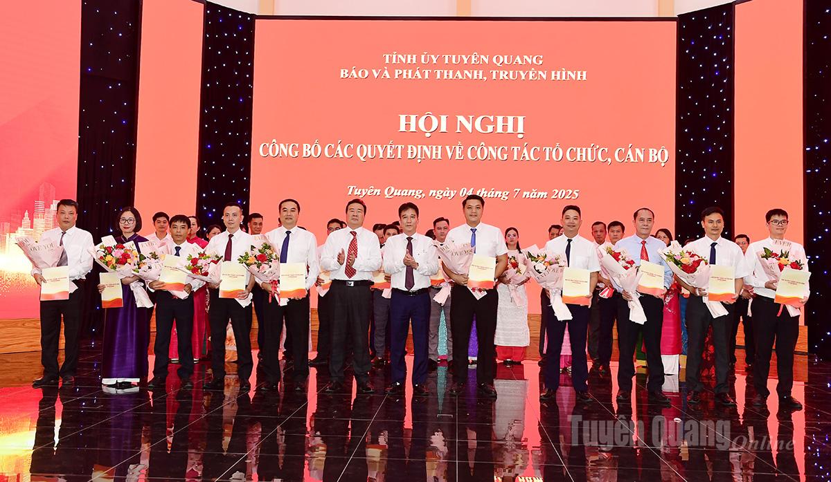  Lãnh đạo Báo và phát thanh, truyền hình tỉnh trao quyết định và tặng hoa chúc mừng các đồng chí được bổ nhiệm chức vụ phó trưởng các phòng chuyên môn.