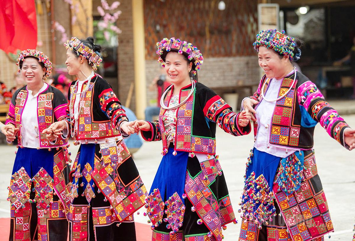 Nhà văn Chu Thị Minh Huệ (thứ 2 từ phải sang trái)
hòa cùng bản sắc văn hóa
của dân tộc Lô Lô.