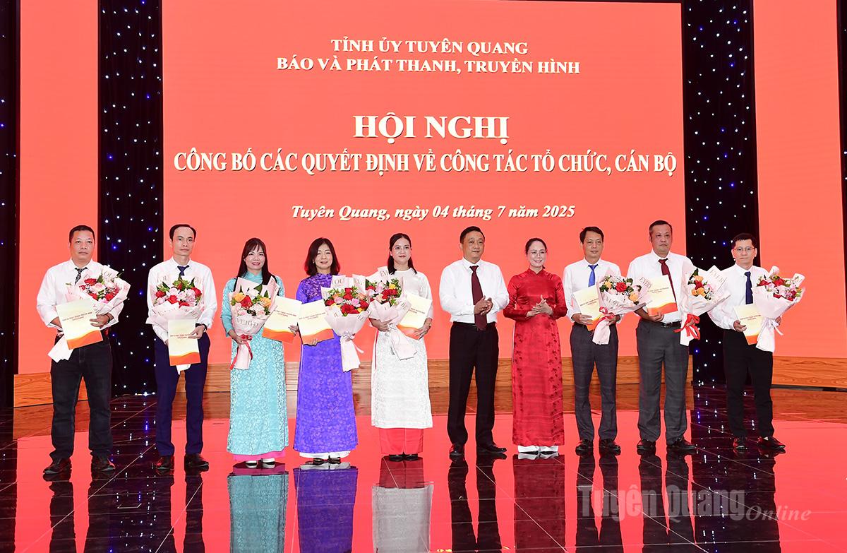  Lãnh đạo Báo và phát thanh, truyền hình tỉnh trao quyết định và tặng hoa chúc mừng các đồng chí được bổ nhiệm chức vụ phó trưởng các phòng chuyên môn.