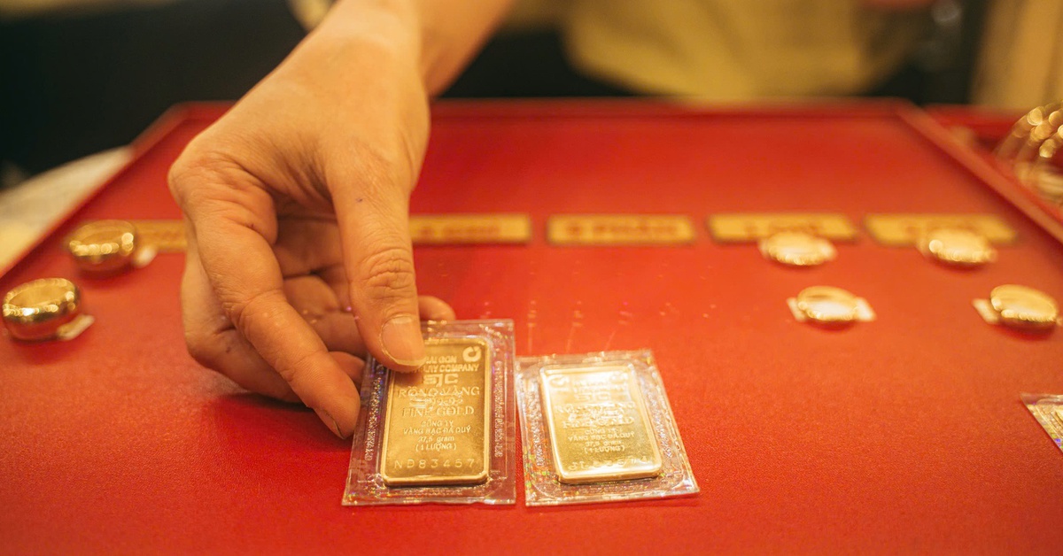 SJC gold bar price exceeds 121 million VND/tael, USD price hits ceiling