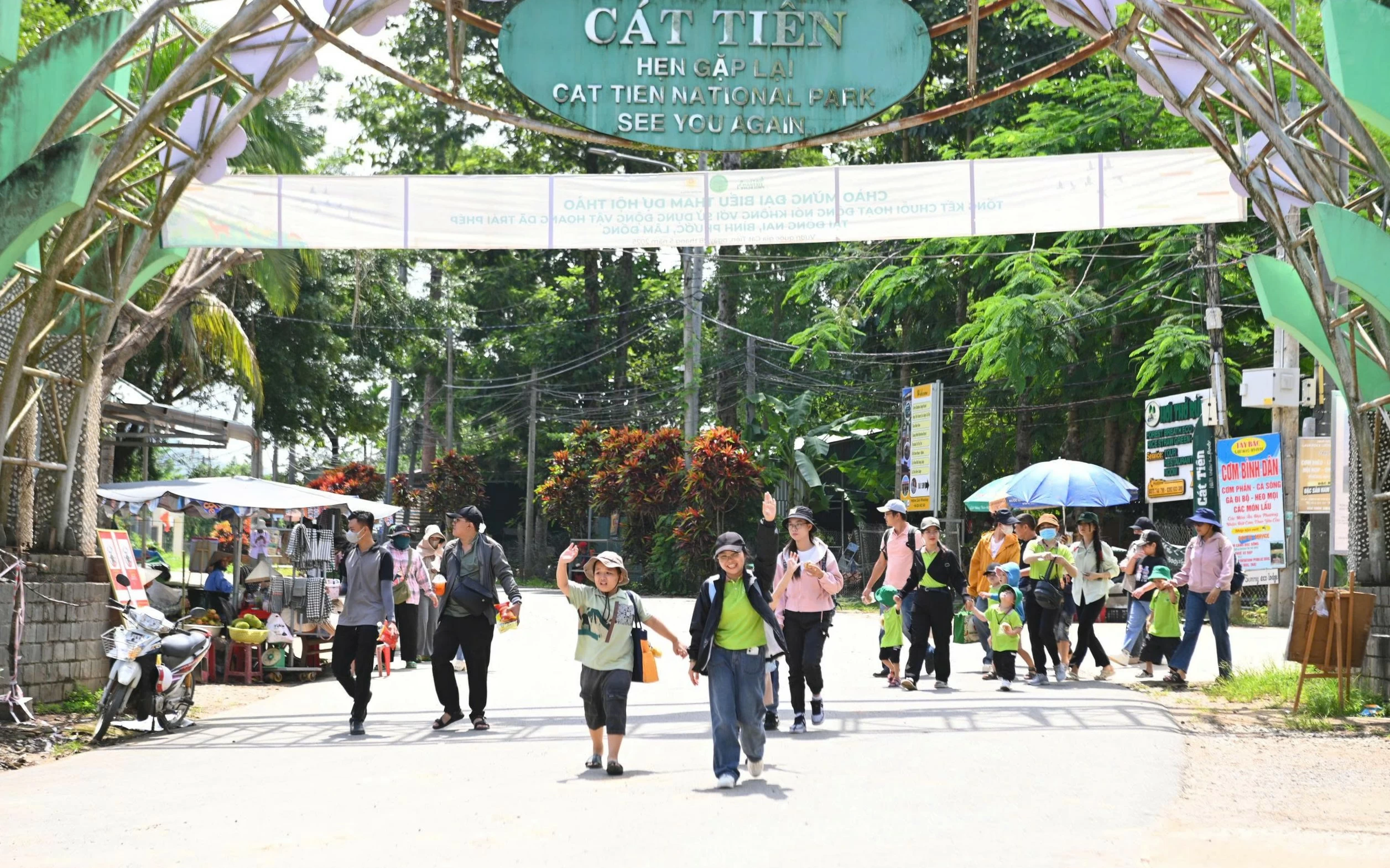 Học sinh tham quan Vườn quốc gia Cát Tiên.