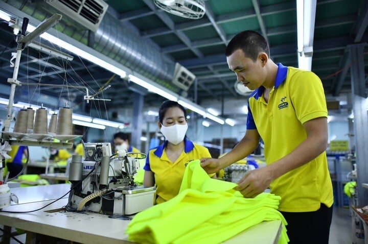 Theo lãnh đạo Chi cục trưởng Chi cục Thống kê TP.HCM, mục tiêu tăng trưởng 6 tháng cuối năm của TP.HCM mới sẽ từ 11-12,4%, đạt được mức tăng trưởng này là thách thức lớn cho siêu đô thị.