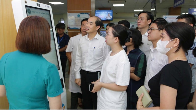 Leaders of Hanoi Department of Health inspect equipment serving the implementation of electronic medical records at Ha Dong General Hospital
