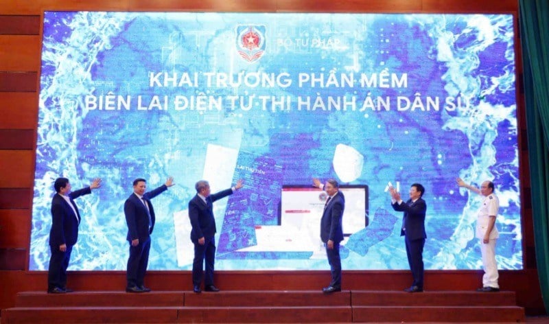Chính thức bấm nút khai trương phần mềm Hệ thống Biên lai điện tử ứng dụng trong thi hành án dân sự.