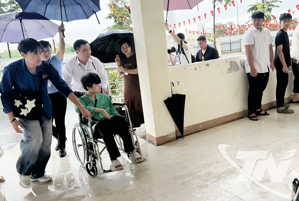 Vu Lam Hung ได้รับความช่วยเหลือจากผู้คุมสอบ เจ้าหน้าที่ทางการแพทย์ และอาสาสมัครเยาวชนในการเข้าไปในห้องสอบ