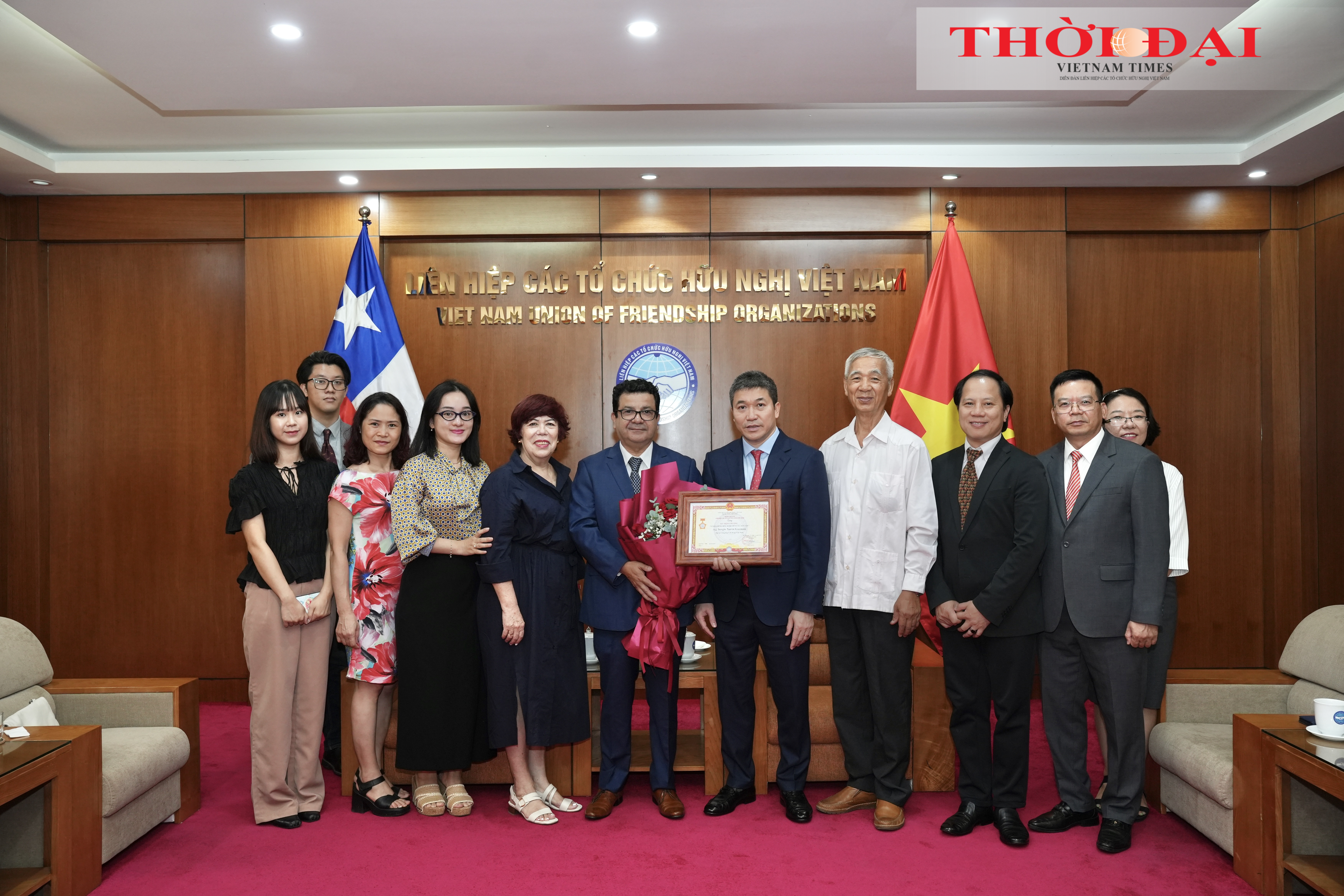 Chủ tịch Liên hiệp các tổ chức hữu nghị Việt Nam Phan Anh Sơn, Đại sứ Sergio Narea Guzman cùng lãnh đạo Hội hữu nghị và hợp tác Việt Nam - Chile, Ban Châu Mỹ và cán bộ Đại sứ quán Việt Nam tại Chile chụp ảnh lưu niệm.