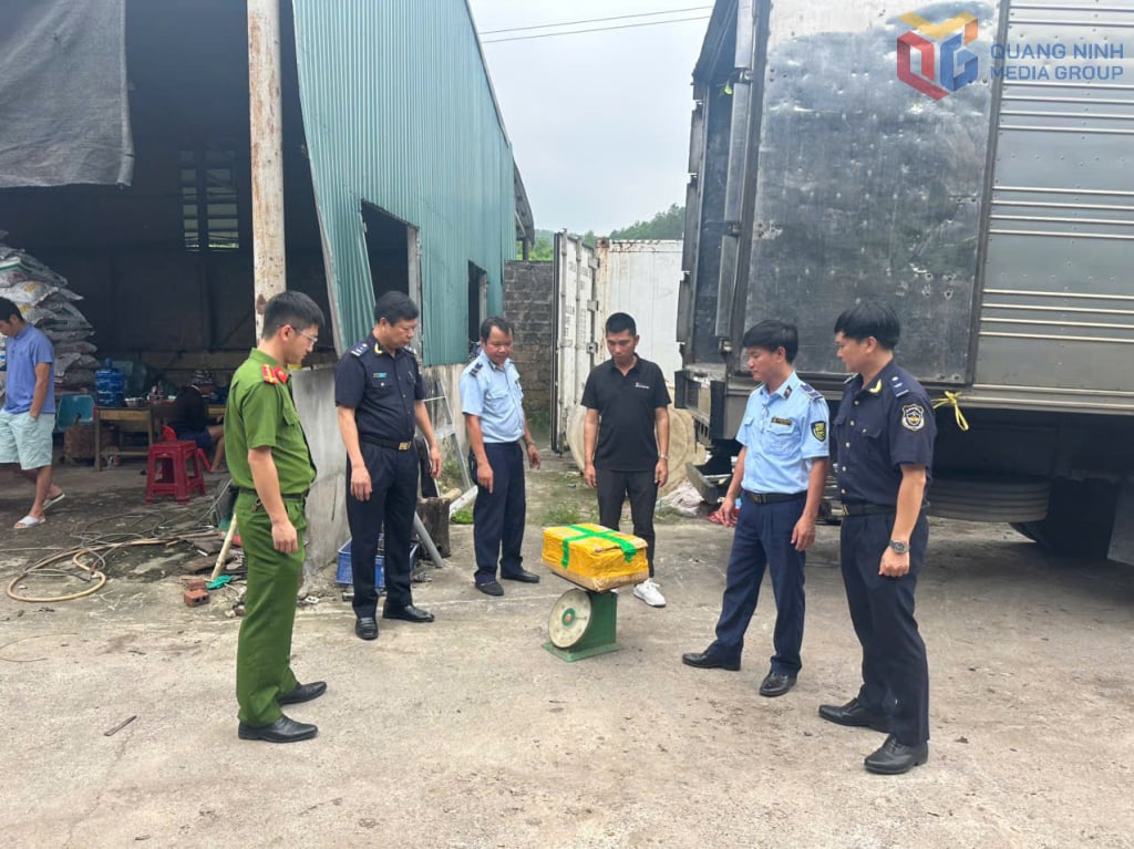 Ngày 27/5, tại xã Hải Ninh, Đội Kiểm soát hải quan phối hợp với lực lượng chức năng tỉnh Quảng Ninh bắt giữ hơn 25 tấn hàng hóa không rõ nguồn gốc, xuất xứ.