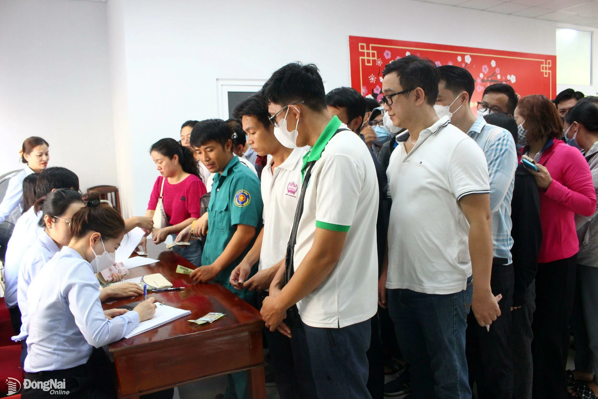 Người dân xếp hàng mua hồ sơ nhà ở xã hội tại dự án của Công ty CP Kinh doanh nhà Đồng Nai. Ảnh: tư liệu