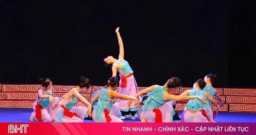 ត្រៀម​ខ្លួន​ចូល​រួម​ការ​សម្ដែង​សិល្បៈ "ចម្រៀង​ភ្ជាប់​ទន្លេ"