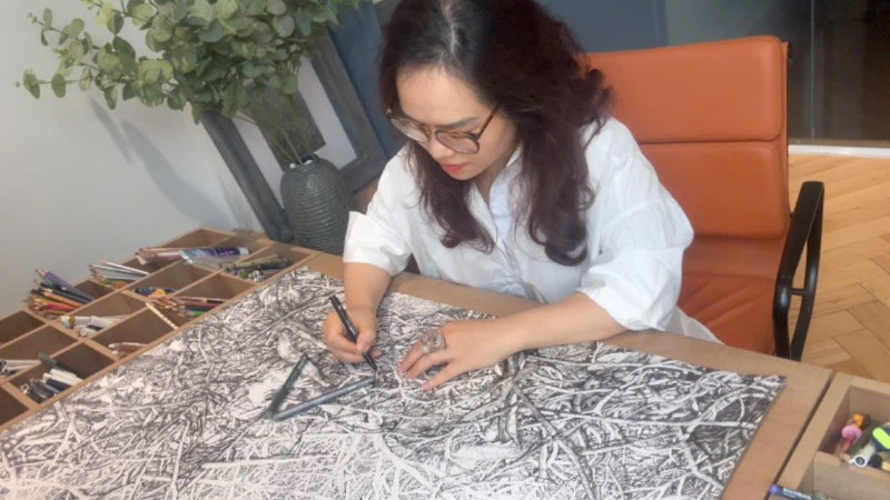 La peintre Hoang Thi Thu Ha travaille dur sur son œuvre.