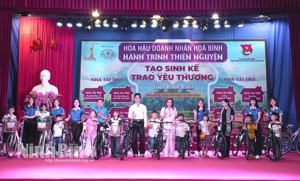 Các nhà tài trợ tặng xe đạp cho các em học sinh có hoàn cảnh khó khăn trên địa bàn tỉnh.