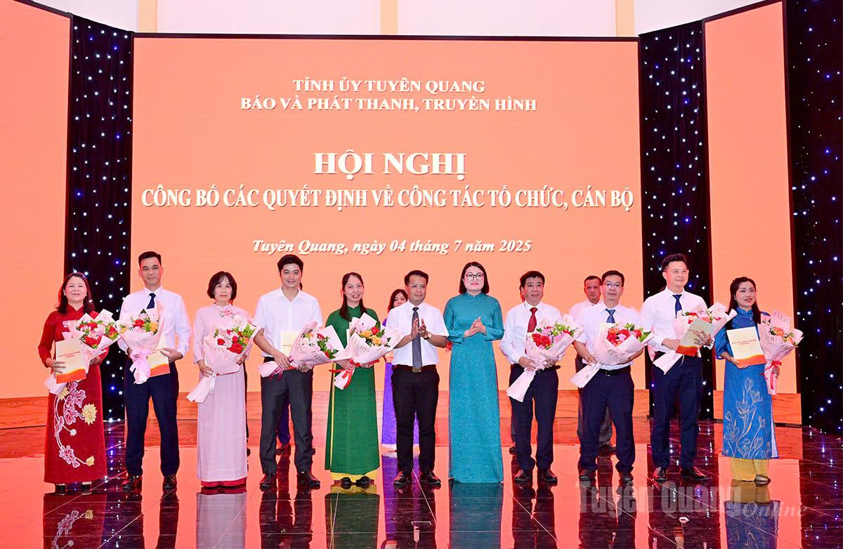 Các đồng chí trong Ban Biên tập trao quyết định bổ nhiệm của đồng chí Tổng Biên tập cho các đồng chí giữ chức phó trưởng phòng.