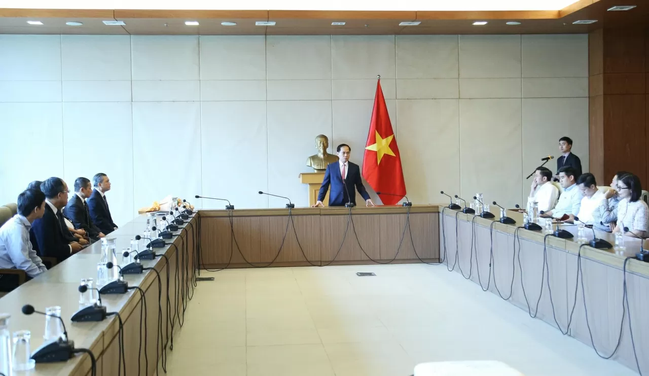 Phó Thủ tướng, Bộ trưởng Ngoại giao Bùi Thanh Sơn đã chủ trì Lễ công bố và trao quyết định bổ nhiệm, điều động cán bộ lãnh đạo cấp Cục. (Ảnh: Thành Long)