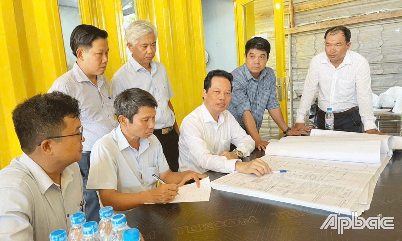 Ông Nguyễn Thành Diệu, Phó Chủ tịch UBND tỉnh làm việc với các đơn vị liên quan triển khai thi công Dự án Trung tâm Văn hóa – nghệ thuật và Hội chợ - triển lãm tỉnh.