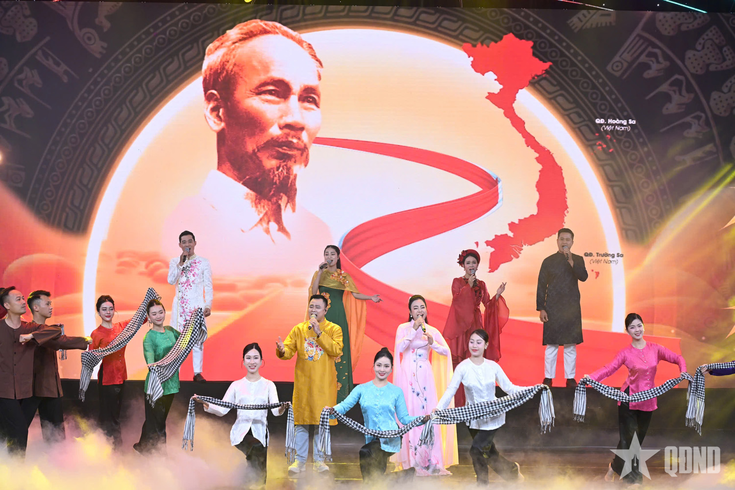 Tổng Bí thư Tô Lâm dự Chương trình giao lưu - nghệ thuật “Khắc ghi lời Bác - Vang nhịp quân hành”