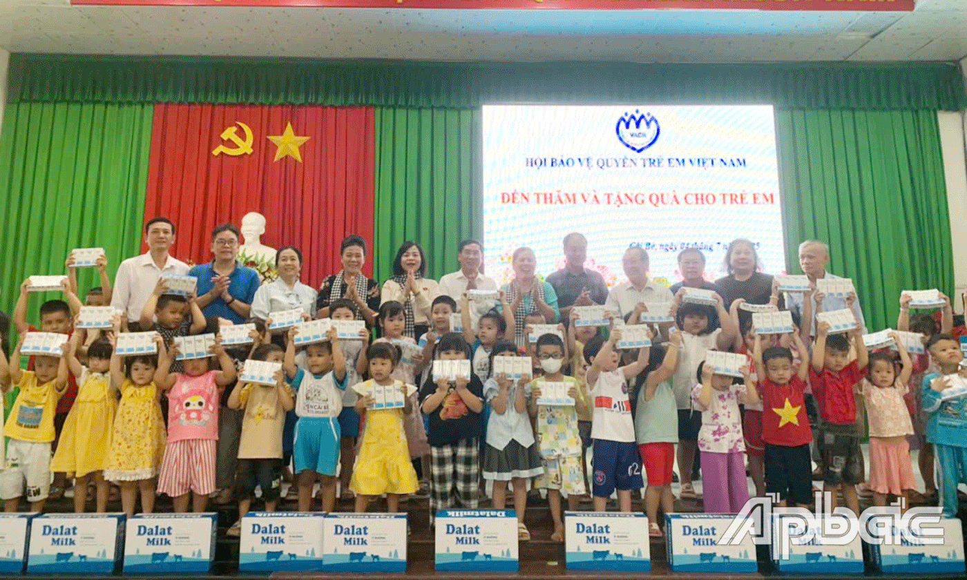 Trao quà an sinh xã hội cho trẻ em có hoàn cảnh khó khăn, vượt khó học tốt.