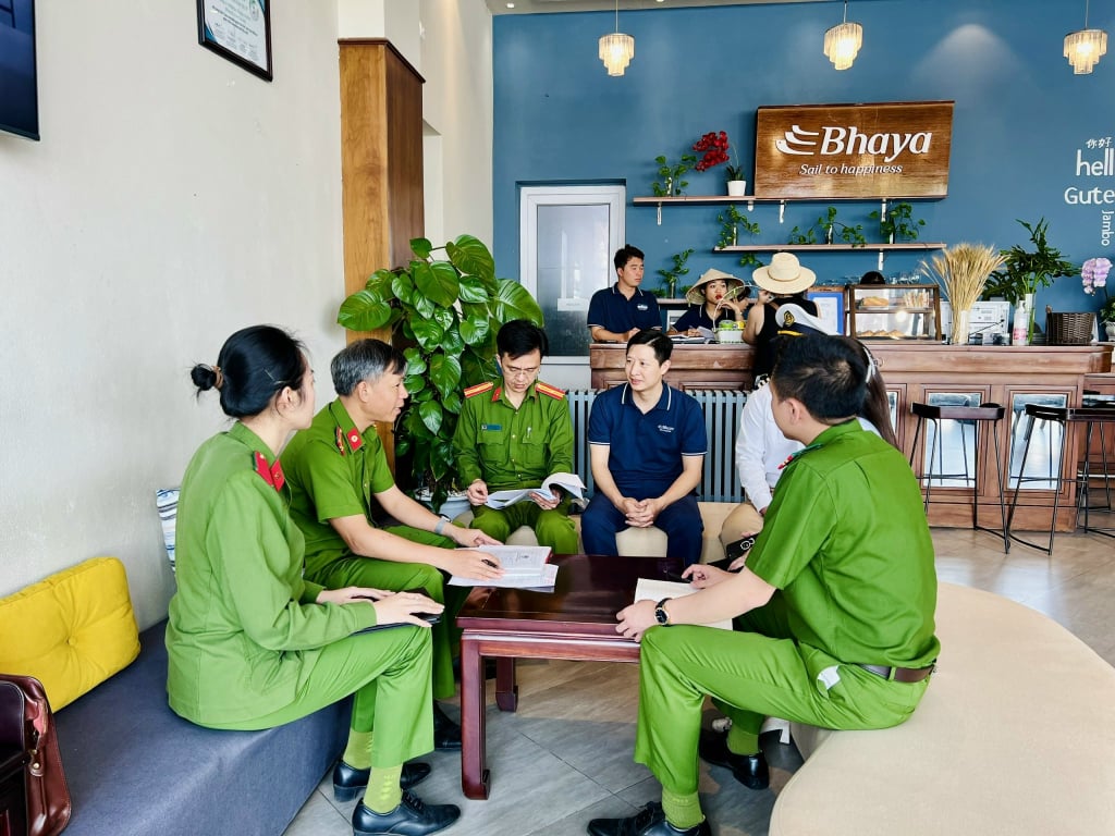 Lực lượng Cảnh sát QLHC về TTXH (Công an tỉnh) kiểm tra cơ sở kinh doanh tàu du lịch.