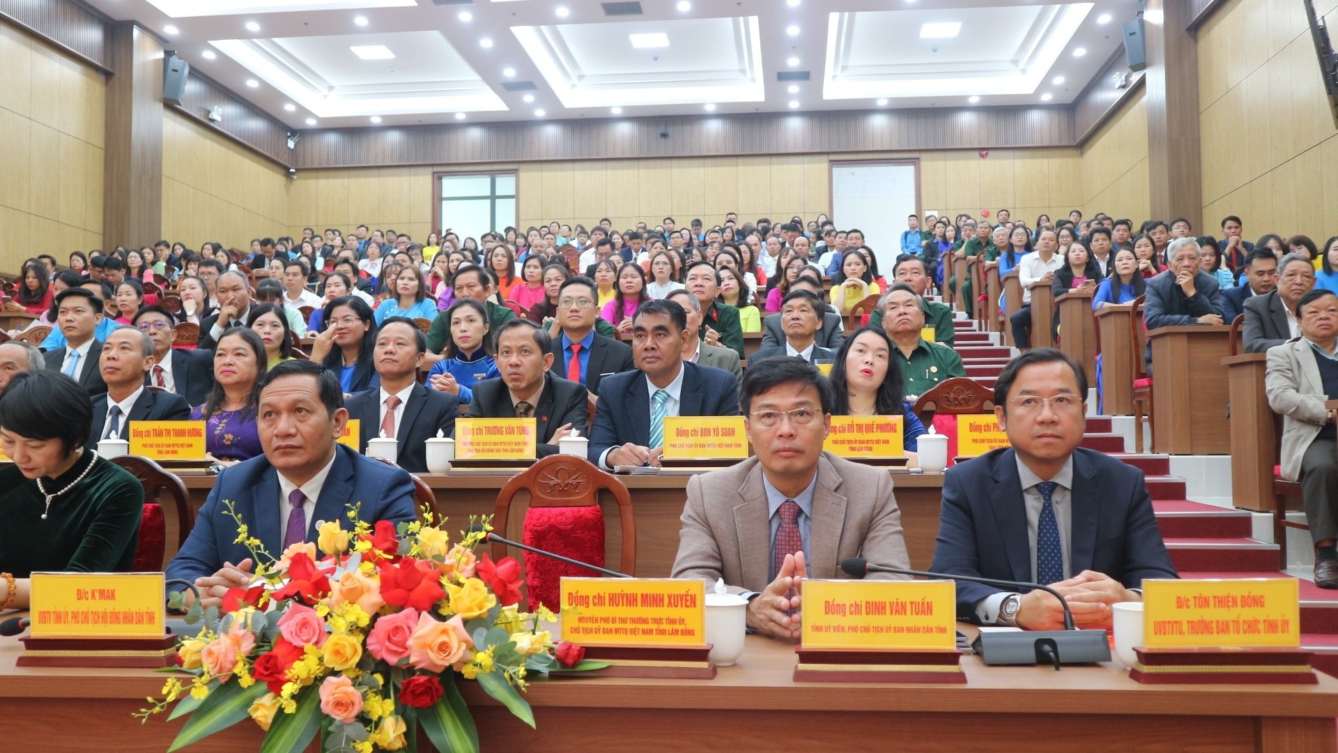 Lãnh đạo HĐND - UBND, Ban Tổ chức Tỉnh uỷ và đông đảo cán bộ, công chức, viên chức, người lao động của MTTQ tỉnh tham dự