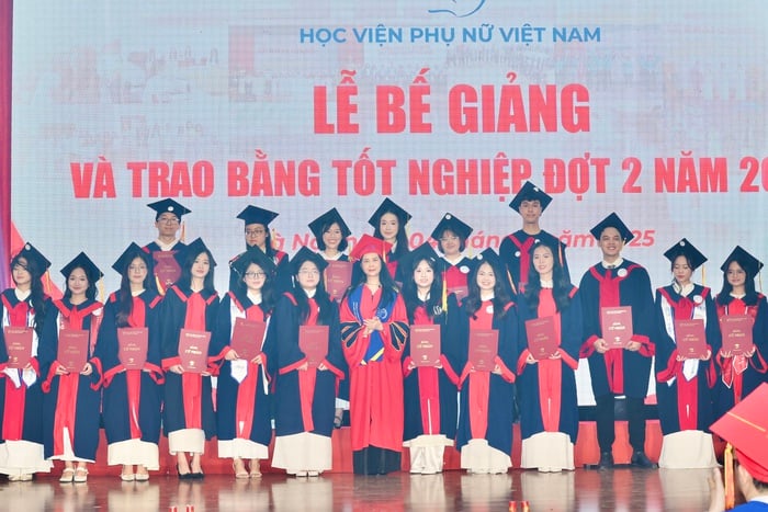 Học viện Phụ nữ Việt Nam trao bằng tốt nghiệp đợt 2 năm 2025 cho hơn 500 học viên, sinh viên- Ảnh 5.