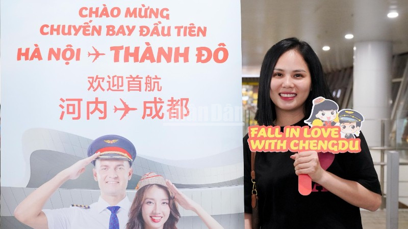 Vietjet Air continues to open a flight route connecting Hanoi with Chengdu (China).