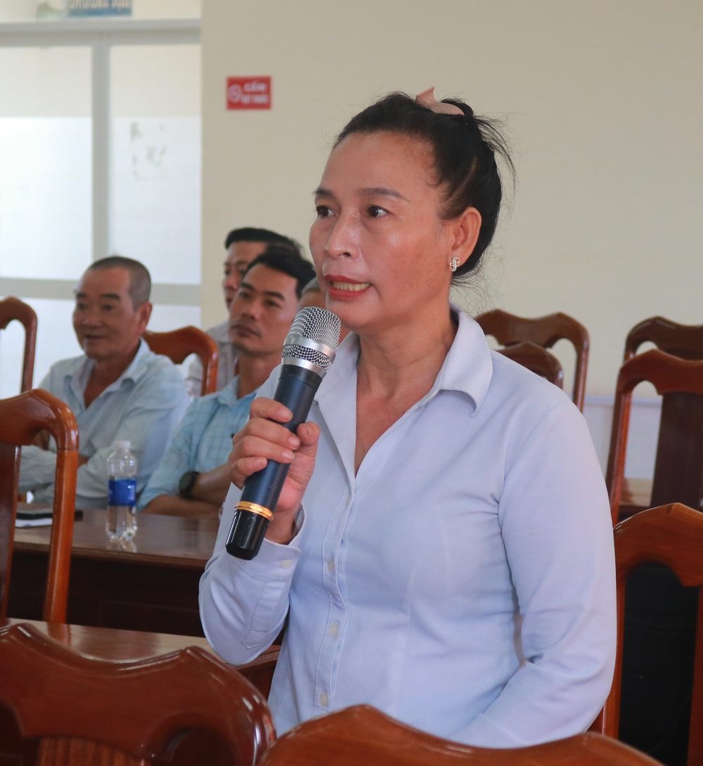 Cử tri xã Tân Quới phát biểu tại buổi tiếp xúc. 