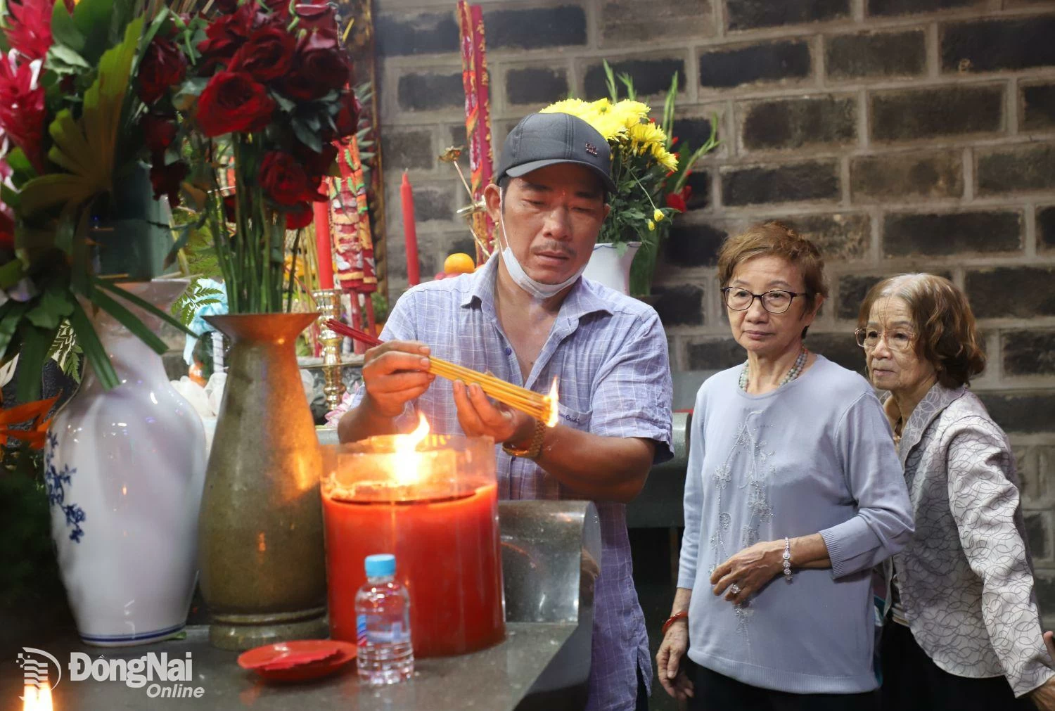 មនុស្សម្នា​មក​កាន់​ទីសក្ការៈបូជា To Su Temple វួដ Tran Bien ដើម្បី​អុជ​ធូប​ក្នុង​ពិធីបុណ្យ​បួស​ឆ្នាំ ២០២៥។ រូបថត៖ My Ny