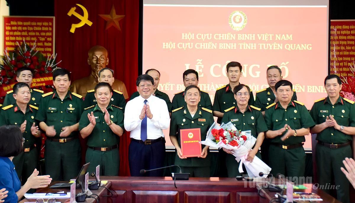 Đồng chí Phó Chủ tịch Thường trực Ủy ban MTTQ Việt Nam tỉnh Hà Trung Kiên trao Quyết định thành lập Hội Cựu chiến binh tỉnh Tuyên Quang.