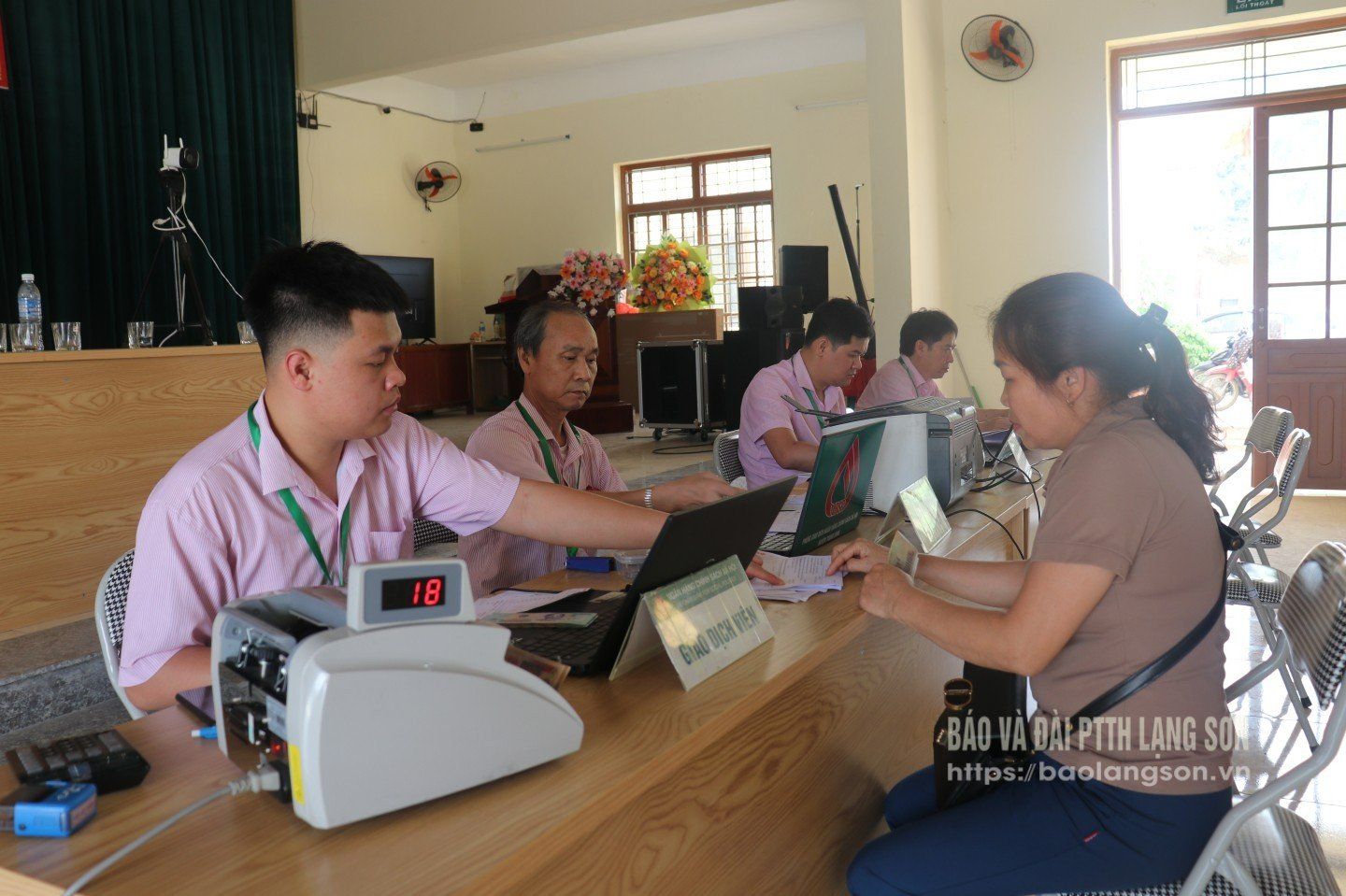 Người dân thực hiện giao dịch tại điểm giao dịch xã Kháng Chiến 