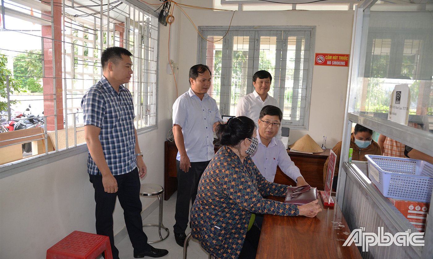 thăm hỏi người dân về mức độ hài lòng khi thực hiện dịch vụ tại Trung tâm Phục vụ hành chính công