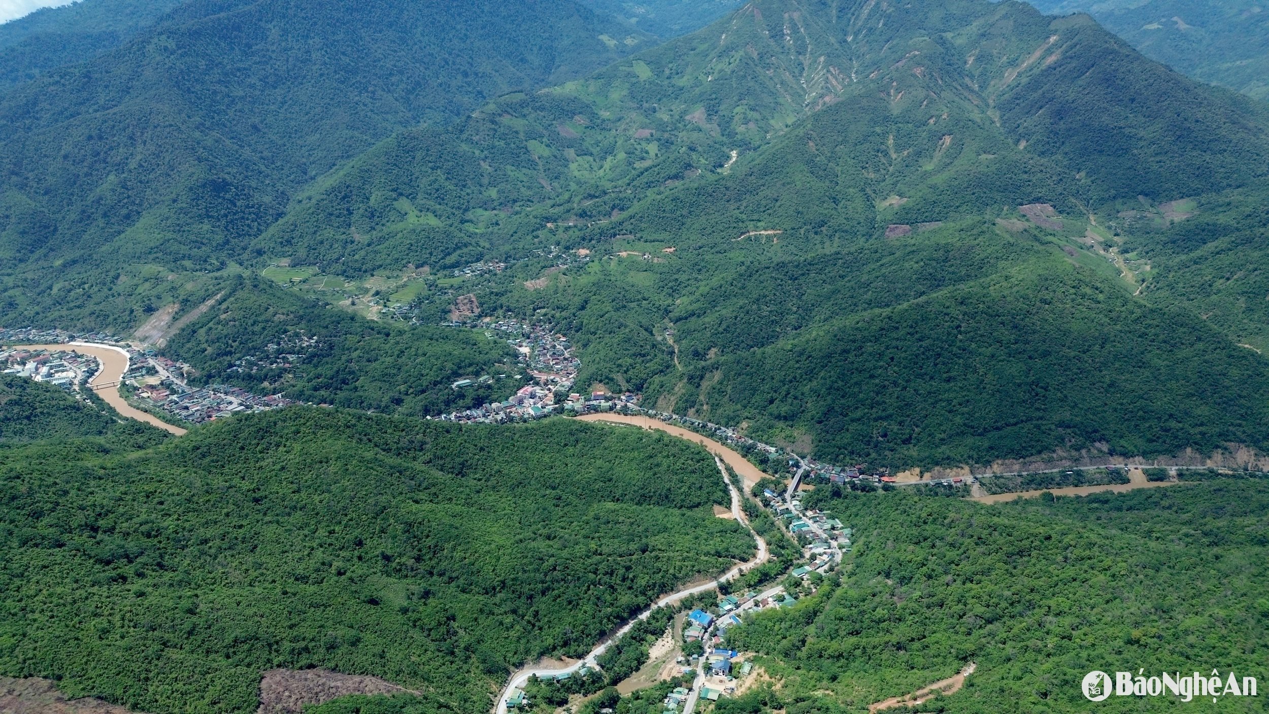 Từ đỉnh đèo Noọng Dẻ, vào những ngày nắng đẹp có thể dễ dàng nhìn thấy thị trấn Mường Xén của huyện Kỳ Sơn ẩn hiện dưới chân núi. Ảnh: Tiến Đông 
