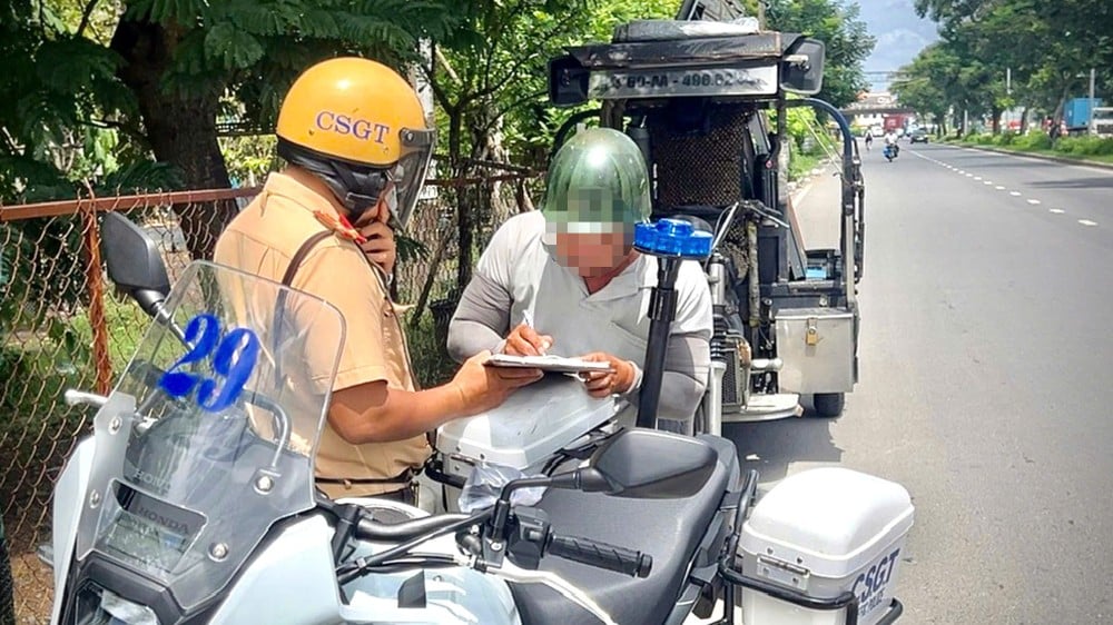 شرطة المرور في مدينة هوشي منه تزيد من التعامل مع المركبات التي تحمل بضائع ضخمة وكبيرة الحجم