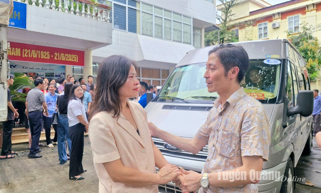 Đôi vợ chồng lưu luyến chia tay trước khi về Tuyên Quang. Ảnh: Minh Hoa