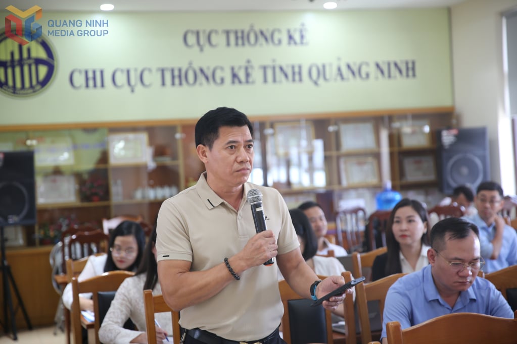 Đại diện các cơ quan báo chí đặt câu hỏi làm rõ các thông tin về số liệu thống kê kinh tế - xã hội của tỉnh trong 6 tháng đầu năm.