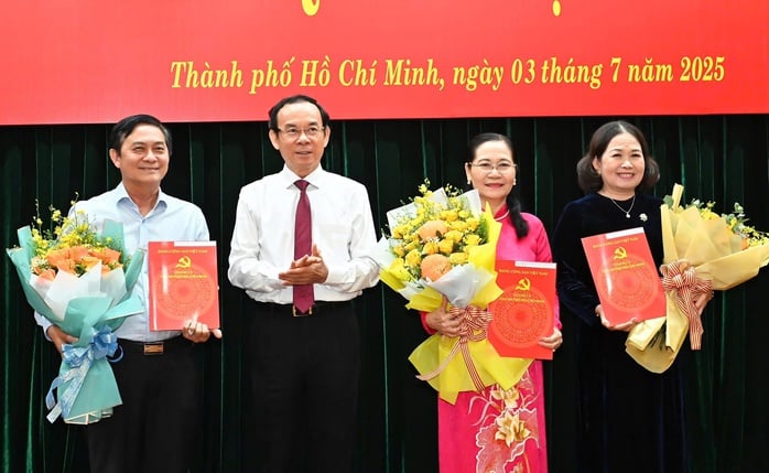 Bí thư Thành ủy TP HCM Nguyễn Văn Nên trao quyết định nghỉ hưu trước tuổi cho các lãnh đạo- Ảnh 1.