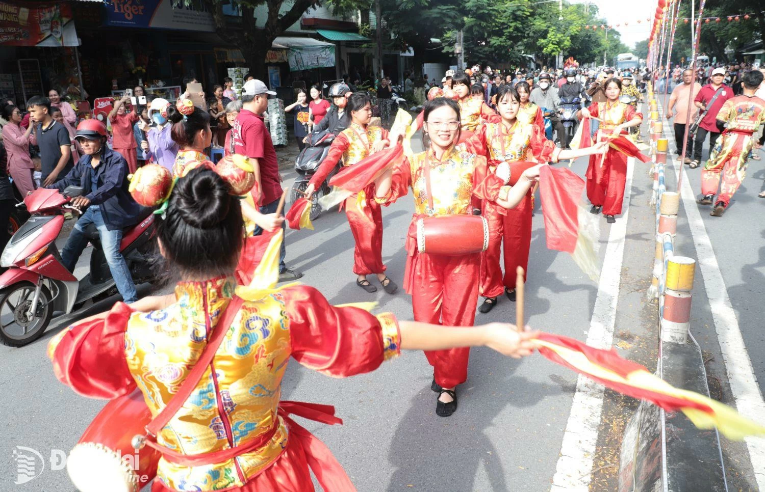 ការសម្តែងសិល្បៈនៅវិថី Huynh Van Nghe នាព្រឹកថ្ងៃទី៤ ខែកក្កដា រូបថត៖ My Ny