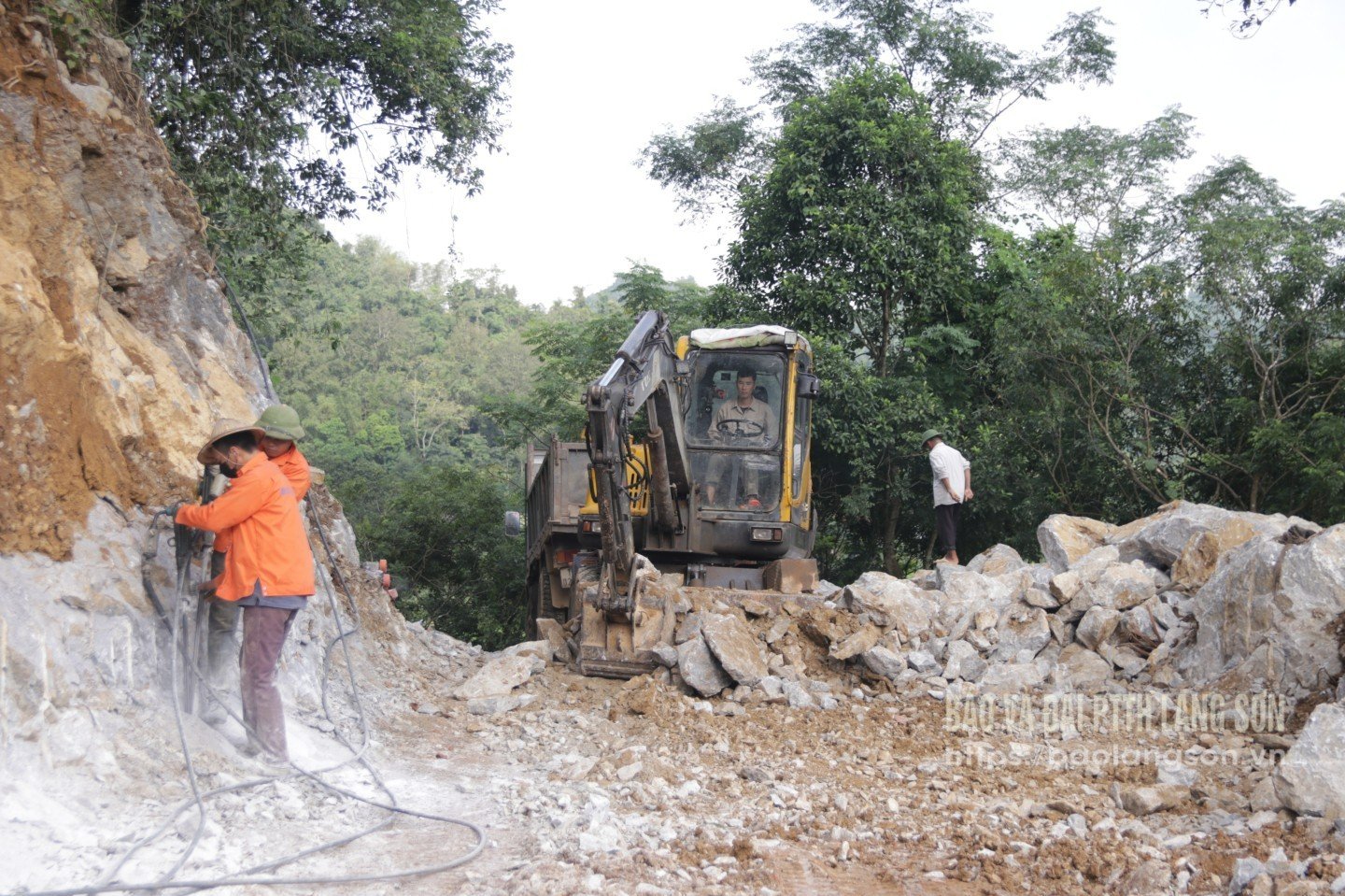 Mở đường giao thông tại xã Yên Phúc 