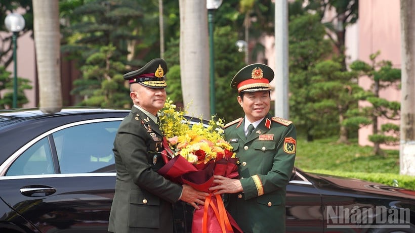 Đại tướng Nguyễn Tân Cương, Ủy viên Trung ương Đảng, Ủy viên Thường vụ Quân ủy Trung ương, Tổng Tham mưu trưởng Quân đội nhân dân Việt Nam, Thứ trưởng Quốc phòng đón đoàn đại biểu quân sự cấp cao Quân đội Hoàng gia Thái Lan do Đại tướng Songwit Nunphakdee, Tư lệnh Lực lượng Quốc phòng Thái Lan.