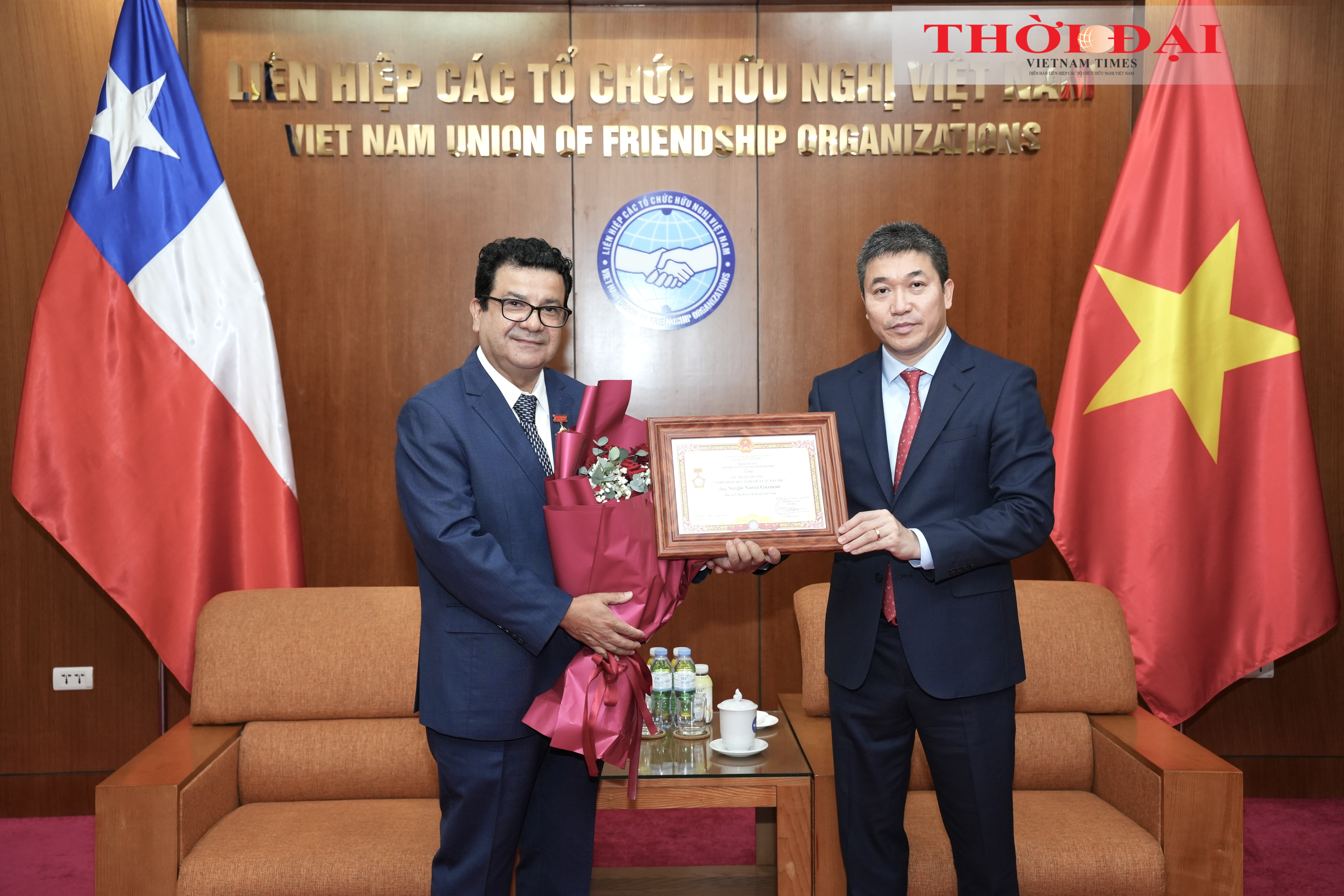 Chủ tịch Liên hiệp các tổ chức hữu nghị Việt Nam Phan Anh Sơn trao Kỷ niệm chương “Vì hòa bình, hữu nghị giữa các dân tộc” cho Đại sứ Chile tại Việt Nam Sergio Narea Guzman. (Ảnh: Thanh Thảo) 