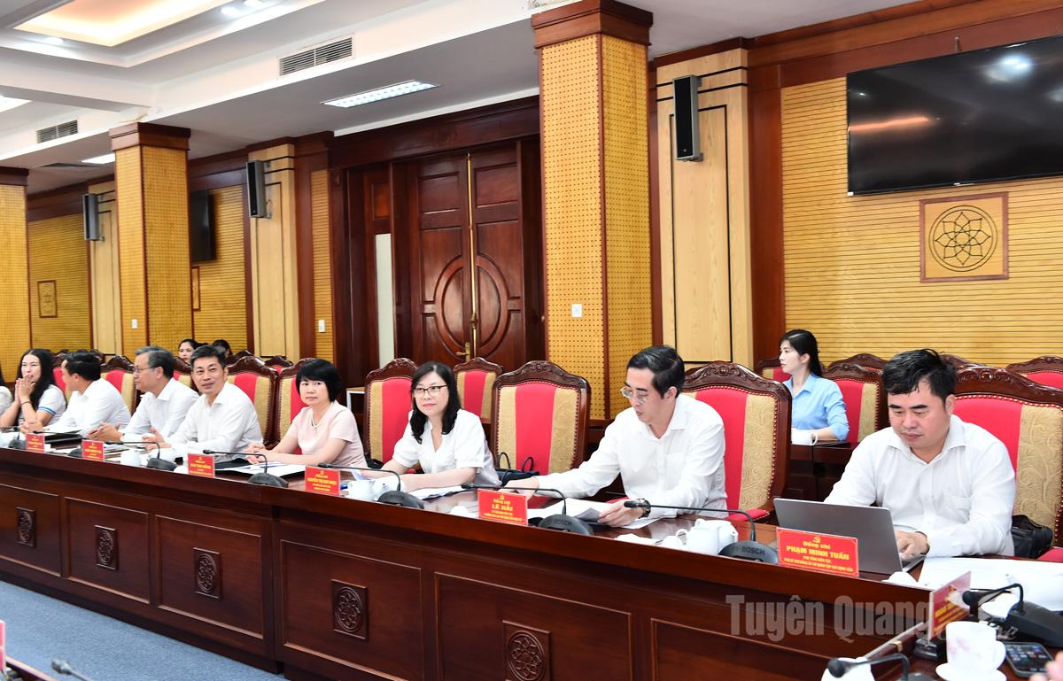 Các đồng chí lãnh đạo Tạp chí Cộng sản trong buổi làm việc với Ban Thường vụ Tỉnh ủy.