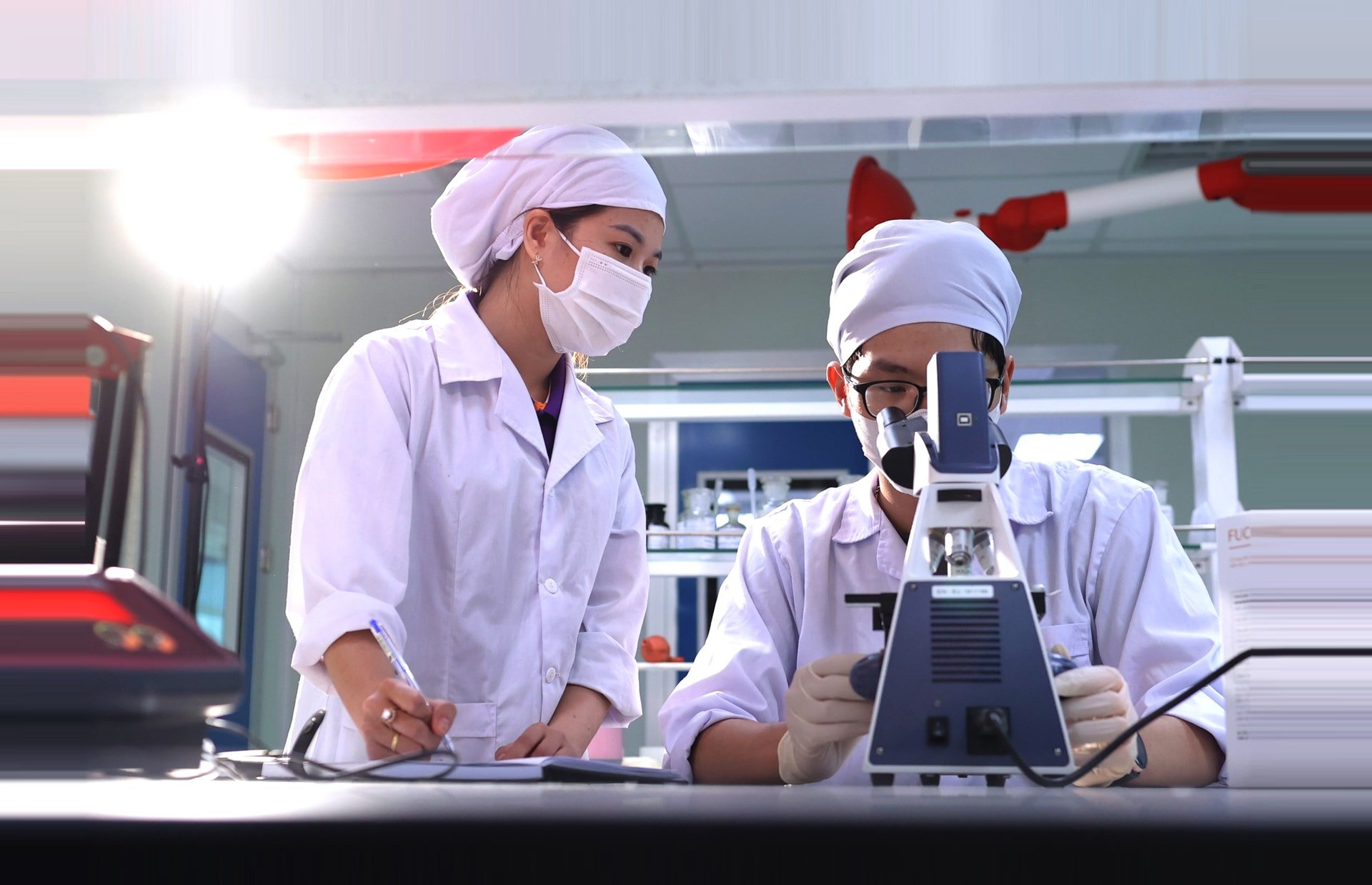 nghien-cuu-khoa-hoc-tai-phong-thi-nghiem-cua-nha-may-duoc-pham-cong-nghe-cao-cvi-pharma-khu-cong-nghe-cao-hoa-lac-..jpg