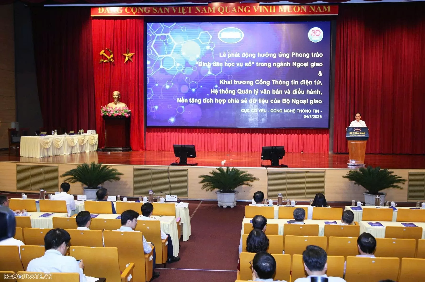Phát động phong trào “Bình dân học vụ số” và khai trương 3 phần mềm trọng yếu trong Dự án xây dựng Chính phủ điện tử