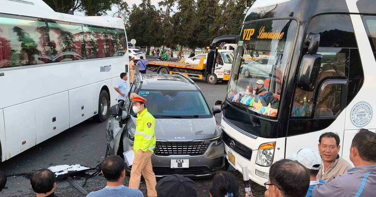 Cars collided in front of Da Lat market, 2 tourists were seriously injured